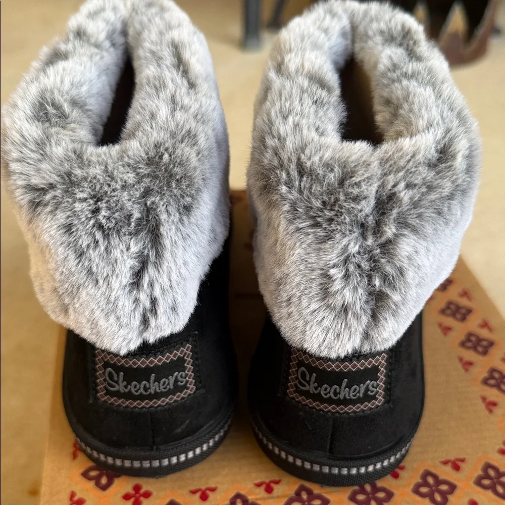 Skechers Ladies 7.5 Cozy Campfire Black and Gray Faux Fur Winter Boots